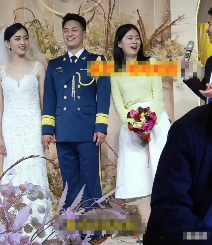 Phù dâu ôm chú rể giữa đám cưới, nhìn phản ứng của cô dâu ai cũng bất ngờ Ảnh 1