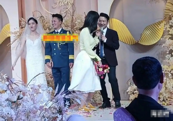 Phù dâu ôm chú rể giữa đám cưới, nhìn phản ứng của cô dâu ai cũng bất ngờ Ảnh 4