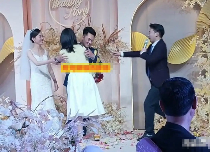 Phù dâu ôm chú rể giữa đám cưới, nhìn phản ứng của cô dâu ai cũng bất ngờ Ảnh 2