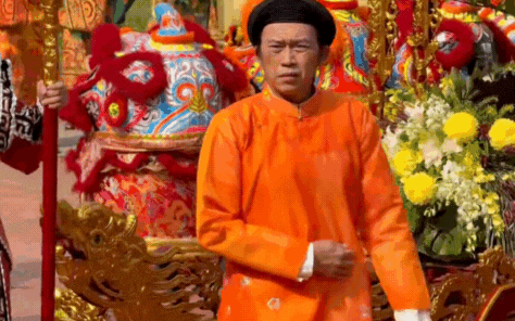 NSƯT Hoài Linh bận rộn trong ngày Giỗ Tổ.