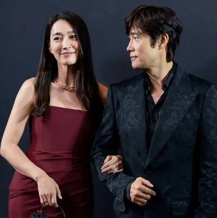 Lee Min Jung thoải mái nói về cảnh hôn đồng nghiệp khi quay phim và cho biết không thông báo trước với chồng là Lee Byung Hun về chuyện này.