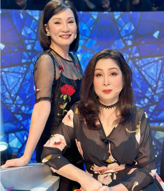 Hồng Vân và Hồng Đào.