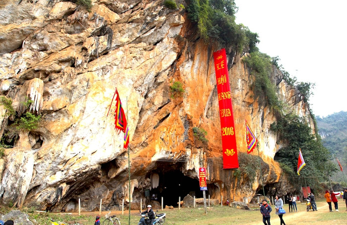 Bên ngoài Hang Bua. Ảnh: báo Dân Trí