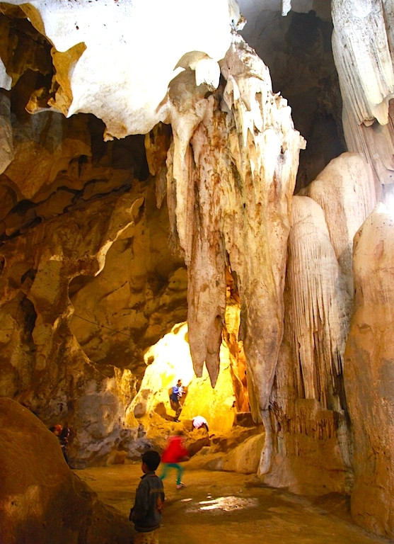 Vẻ đẹp bên trong Hang Bua. Ảnh: báo Dân Trí