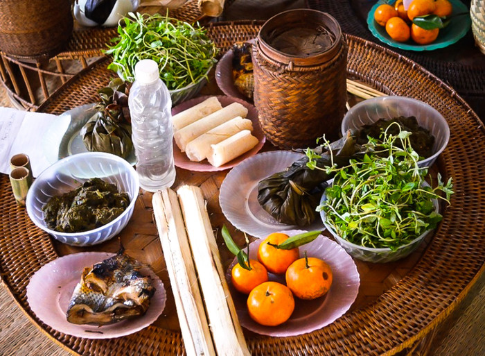 Du khách nhớ thưởng thức những món ăn đặc trưng của người Thái, cùng nhâm nhi rượu men lá, rượu cần tại các điểm du lịch cộng đồng. Ảnh: báo Nghệ An