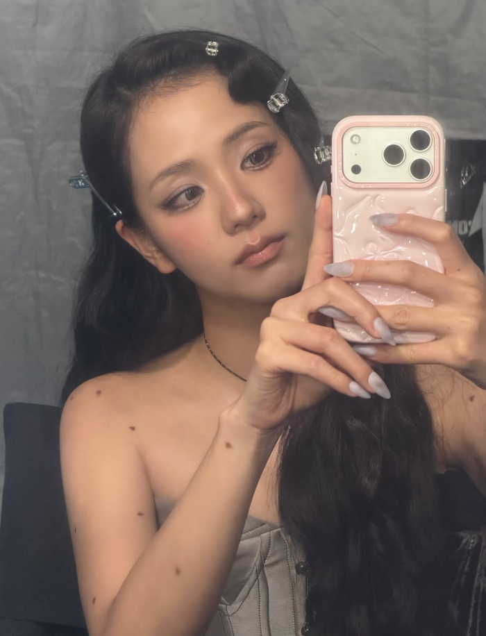 Jisoo diện thiết kế váy mang tông xám và đen, nổi bật nhờ thần thái nhẹ nhàng cùng gương mặt nhỏ, đường nét hài hòa.