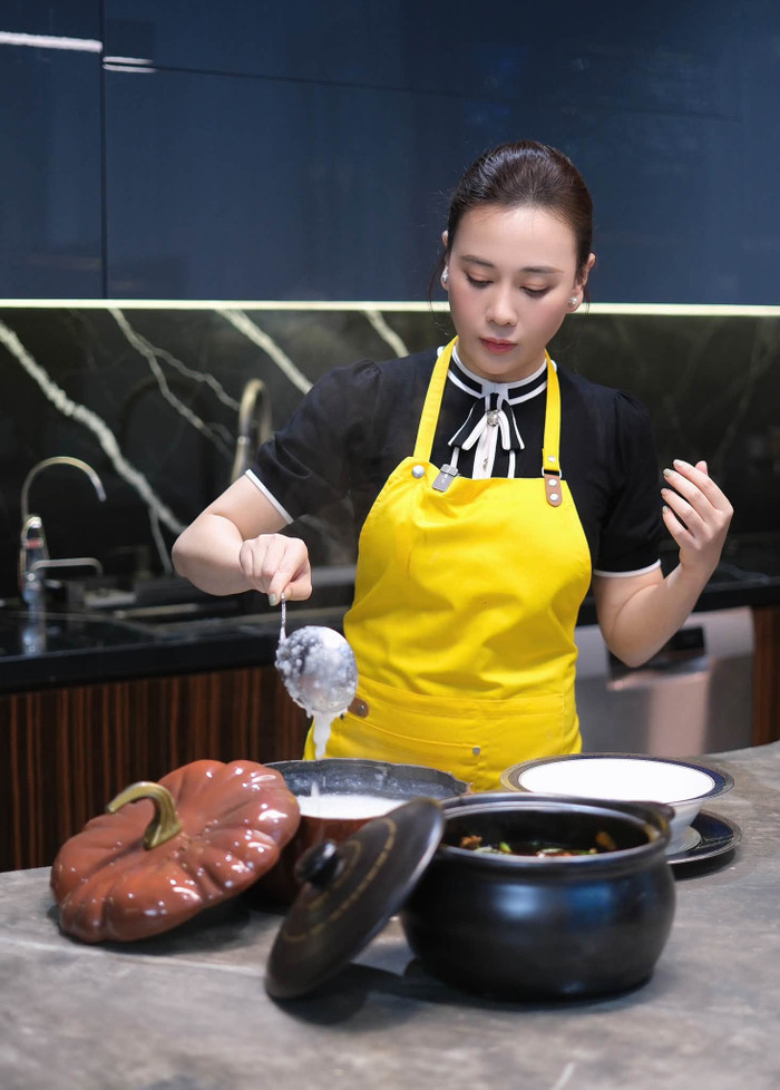 Phương Oanh khoe thành quả vào bếp. Ảnh: FBNV