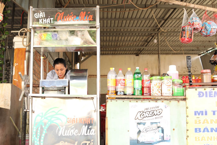 Nam Thư trải nghiệm nhiều công việc tại tiệm tạp hoá. Ảnh: FBNV