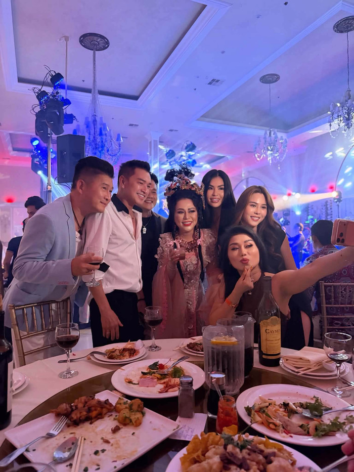 Quang Minh hội ngộ nhiều đồng nghiệp, bạn bè tại Mỹ. Ảnh: FBNV