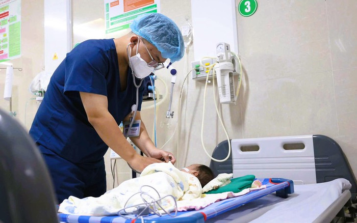 Bệnh nhi uống nhầm axit đang được điều trị tích cực tại Bệnh viện Sản nhi tỉnh Ninh Bình - Ảnh: Bệnh viện cung cấp&nbsp;