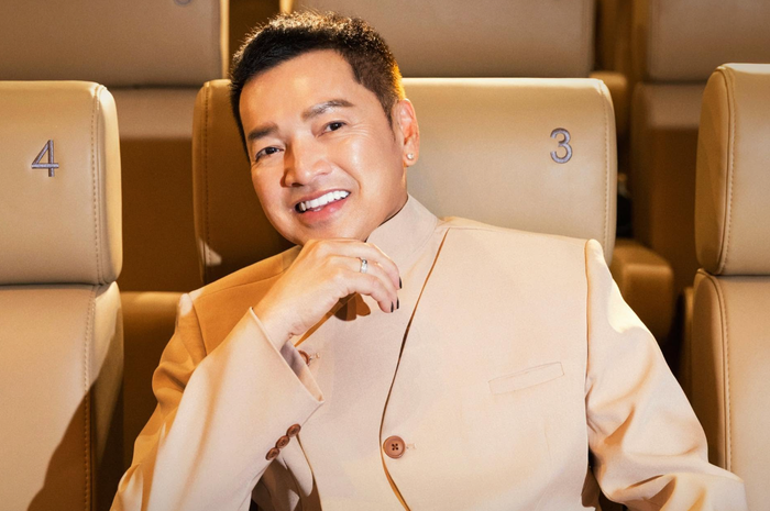 Nghệ sĩ Quang Minh thông báo đã có mặt tại Mỹ để tham dự Đại lễ Giỗ Tổ Nghệ thuật Sân khấu. Ảnh: FBNV
