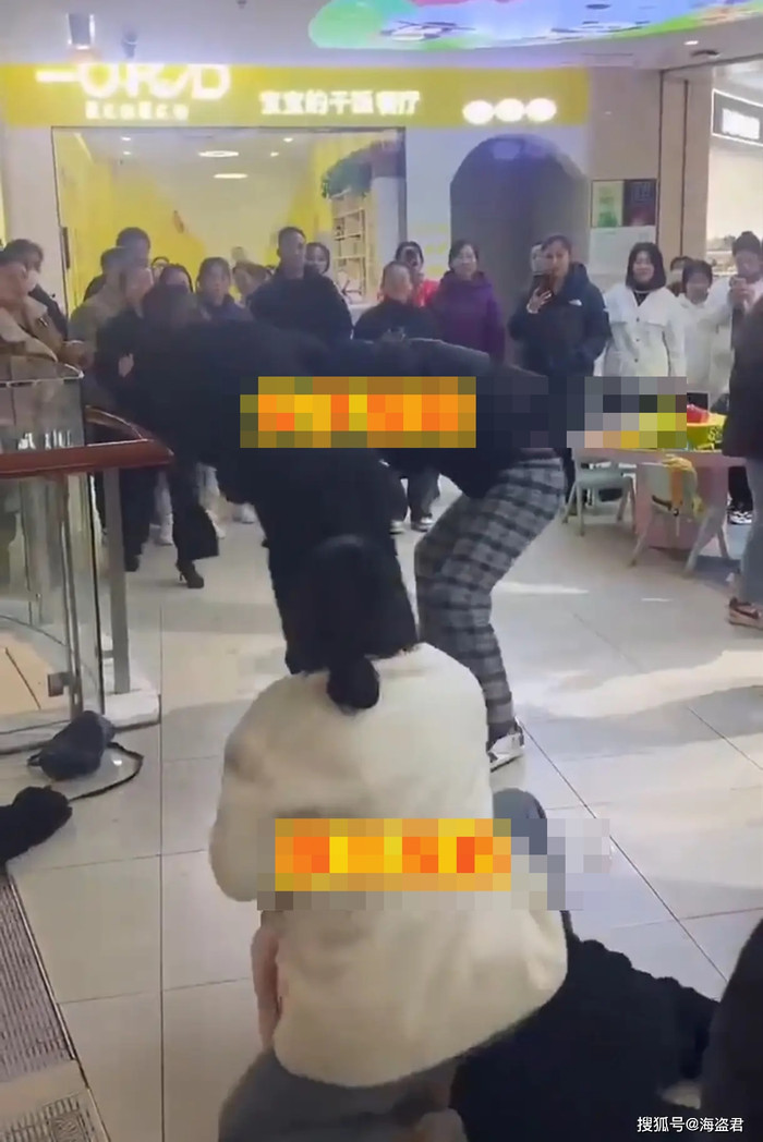 Thấy cha ra tay với mẹ để bảo vệ nhân tình, con trai lao tới nói một câu Ảnh 1