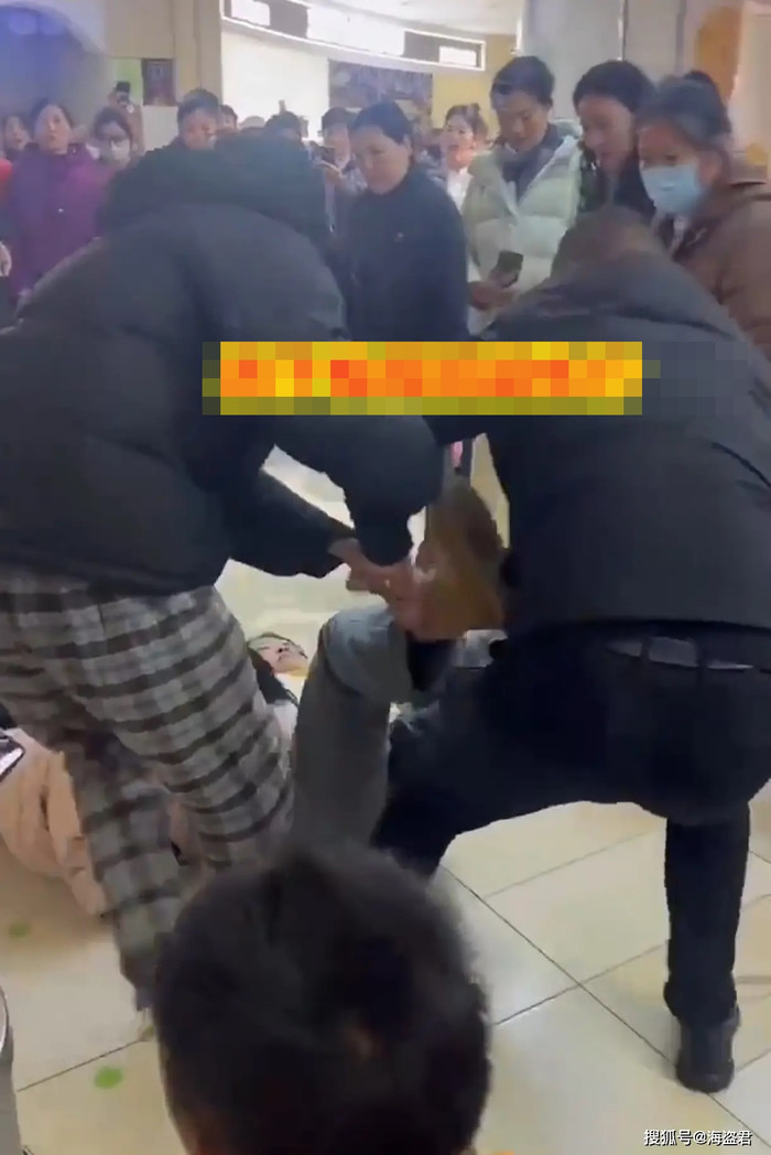Thấy cha ra tay với mẹ để bảo vệ nhân tình, con trai lao tới nói một câu Ảnh 3
