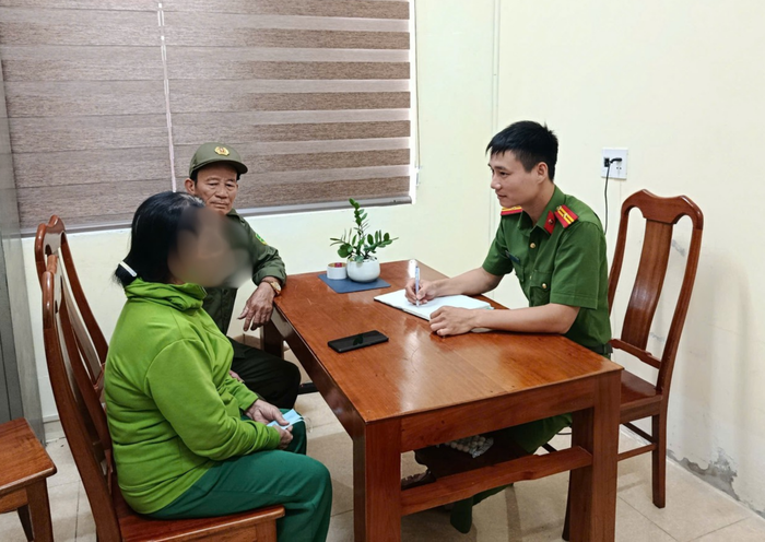 Công an xã Đức Quang phối hợp lực lượng tham gia bảo vệ an ninh, trật tự ở cơ sở tuyên truyền, hướng dẫn người dân cảnh giác trước thủ đoạn lừa đảo. Ảnh: Trang TTĐT Bộ Công an
