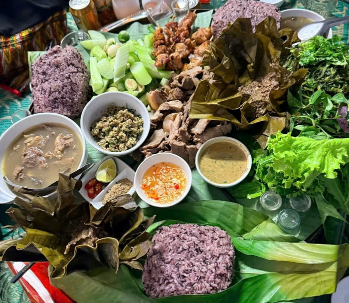 Một mâm cơm khác của bà con miền Tấy xứ Nghệ. Ảnh: Sức khỏe & Đời sống