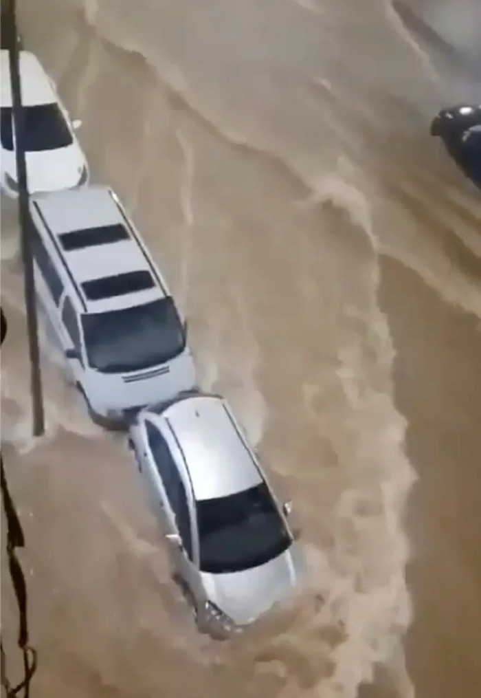 Mưa xối xả gây lũ chết người ở Tây Ban Nha, nhiều điểm du lịch nổi tiếng chìm trong biển nước Ảnh 1