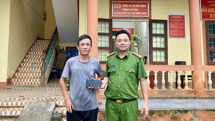 Anh Trần Văn Nhung đến trụ sở Công an xã nhận lại tài sản đánh rơi. Ảnh: Cổng TTĐT Công an tỉnh Quảng Trị