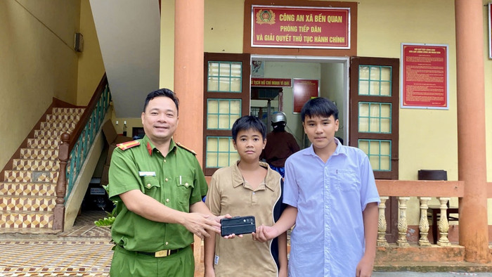 Hai em Hoàng Ngọc Bảo Khánh và Trần Hữu Quý Nhân đến trụ sở Công an xã bàn giao chiếc điện thoại nhặt được. Ảnh: Cổng TTĐT Công an tỉnh Quảng Trị