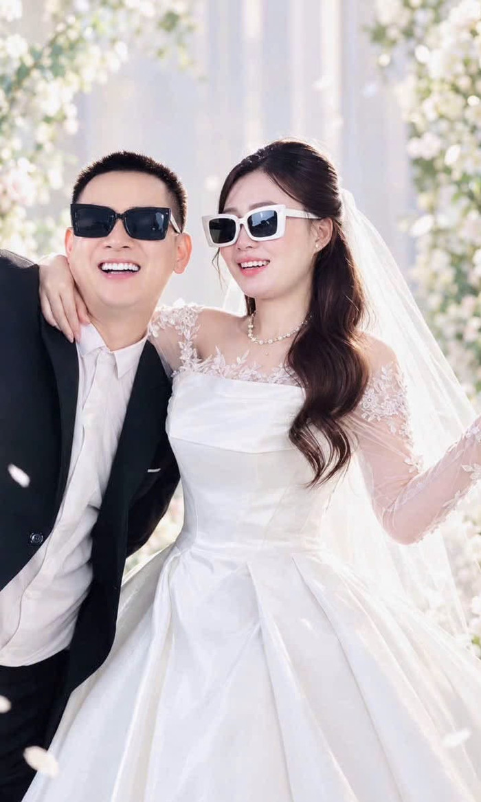 Hoài Lâm và Ngọc Trinh nhận lời chúc phúc từ khán giả.