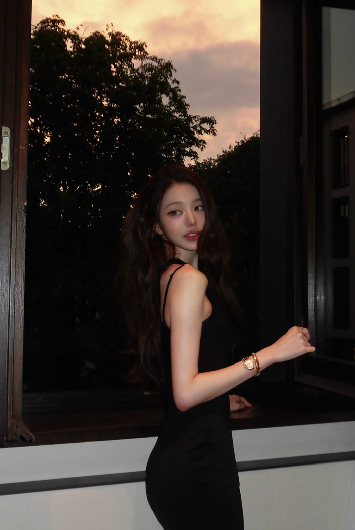 Jang Won Young (IVE) khoe dáng đồng hồ cát đầy quyến rũ Ảnh 3