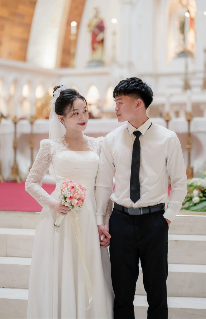 Cô giáo Nguyễn Linh và cầu thủ Hồ Văn Cường.