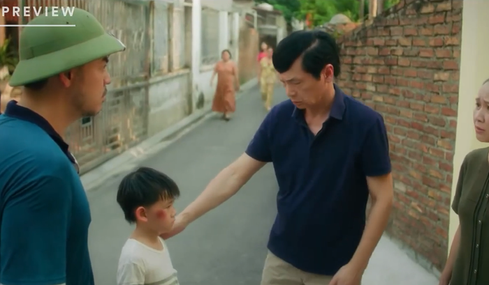 Trong tập 6 lên sóng tối 18/9, Quốc (Tuấn Tú) đưa con trai sang nhà ông Khiêm (NSND Trung Anh).