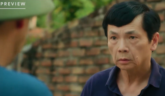 Quốc xuất hiện tại nhà ông Khiêm cùng con trai và làm ầm lên, cho rằng Minh đã gây tai nạn cho bé Voi rồi bỏ đi.