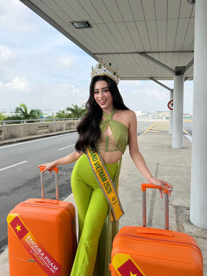 Emoura Phạm chính thức lên đường qua Thái Lan, bắt đầu hành trình chinh phục vương miện tại Miss Grand International 2026.