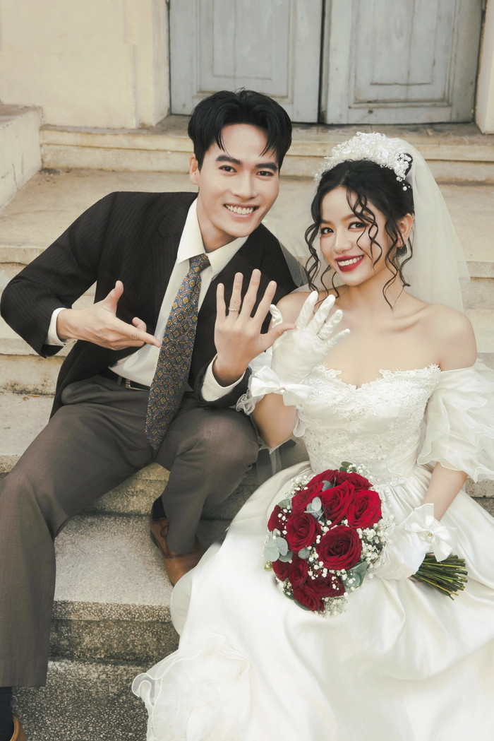 Trong bộ ảnh mới, Lê Hạ Anh và Võ Tấn Phát cùng xuất hiện trong tạo hình cô dâu, chú rể.
