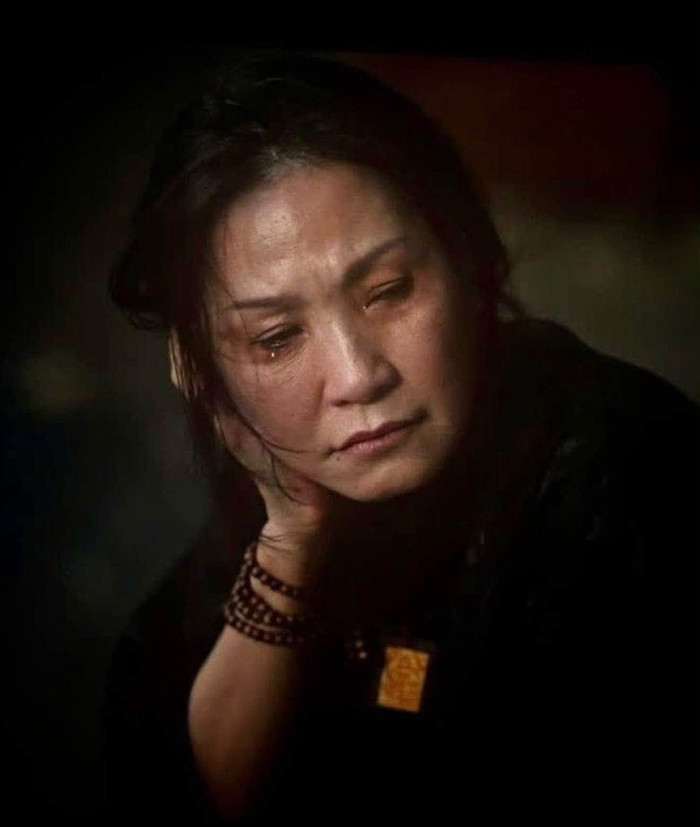 Trong Lên Hương, Hồng Đào đảm nhận vai bà Mũi, một bà chủ trại hòm gia truyền đang đối diện với tình trạng ế ẩm.&nbsp;