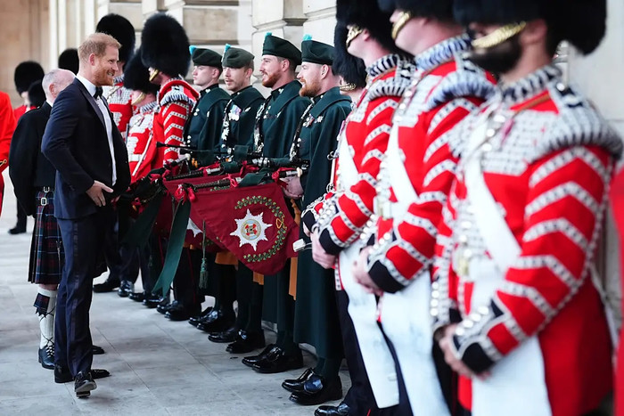 Khi đến nơi, Harry đã trò chuyện với các thành viên của ban nhạc Vệ binh Ireland.&nbsp; (Ảnh: Getty Images Europe).