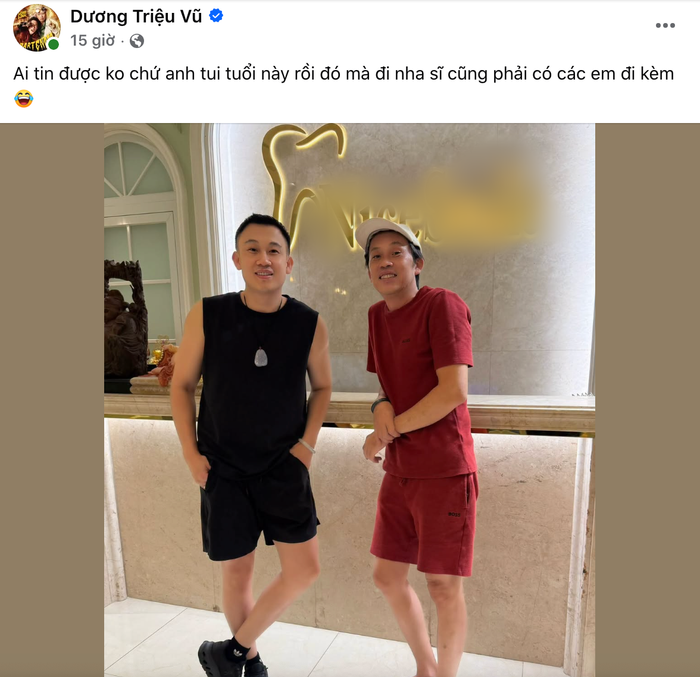Dương Triệu Vũ cùng anh trai đến phòng khám.
