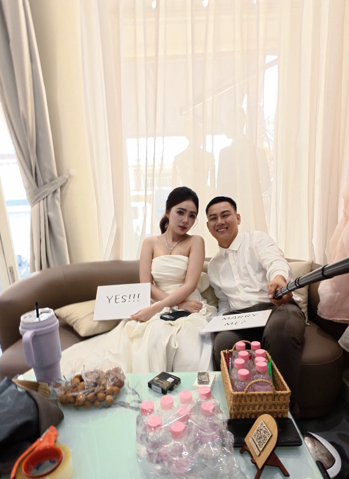 Hoài Lâm gây chú ý khi công khai khoảnh khắc cầu hôn vợ trẻ bằng tấm bảng “Marry me?”. Ảnh: FBNV