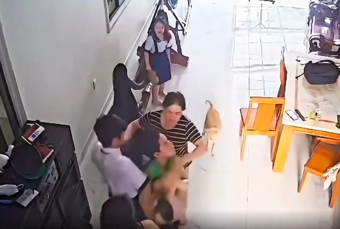 Em T. có hành vi siết cổ, đánh, đá chị N. tại gia đình và được gia đình can ngăn - Ảnh cắt từ clip&nbsp;