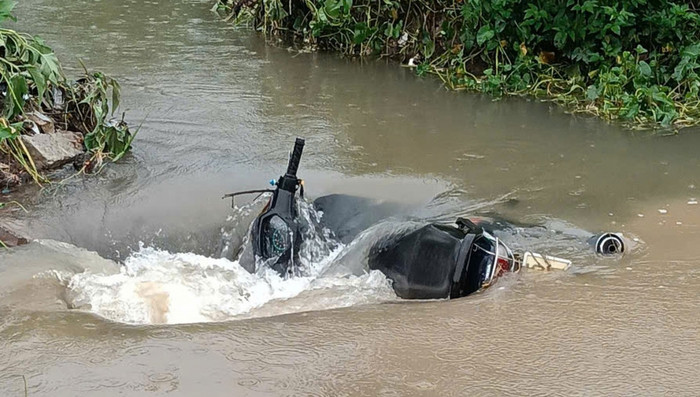 Xe của nam sinh được phát hiện trước đó 1 ngày tại miệng cống thoát nước