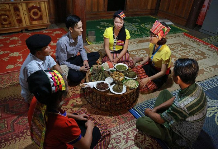Những thành viên quây quần bên mâm cơm. Ảnh: QĐND