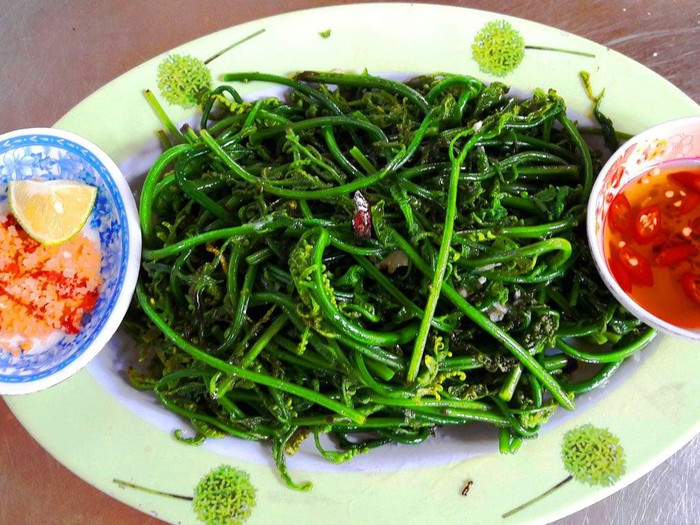 Về xứ Nghệ quê Hồ Văn Cường mùa này, thử một bữa cơm toàn món hái từ núi rừng Ảnh 2