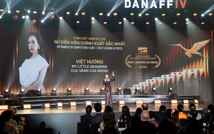 Việt Hương nhận giải Nữ diễn viên chính xuất sắc tại DANAFF IV với vai bà Hậu trong Cục Vàng Của Ngoại. Ảnh: FBNV