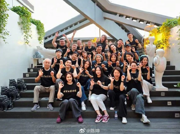 Triệu Vy hiếm hoi xuất hiện trong buổi gặp mặt kỷ niệm 30 năm nhập học cùng những người bạn cũ tại Học viện Điện ảnh Bắc Kinh.