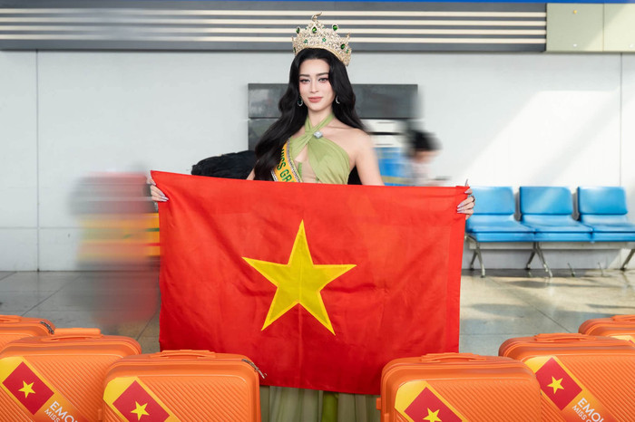 Hình ảnh của Emoura Phạm tại sân bay ở Việt Nam trước khi lên đường qua Thái Lan thi Miss Grand International vào sáng 18/9.&nbsp;