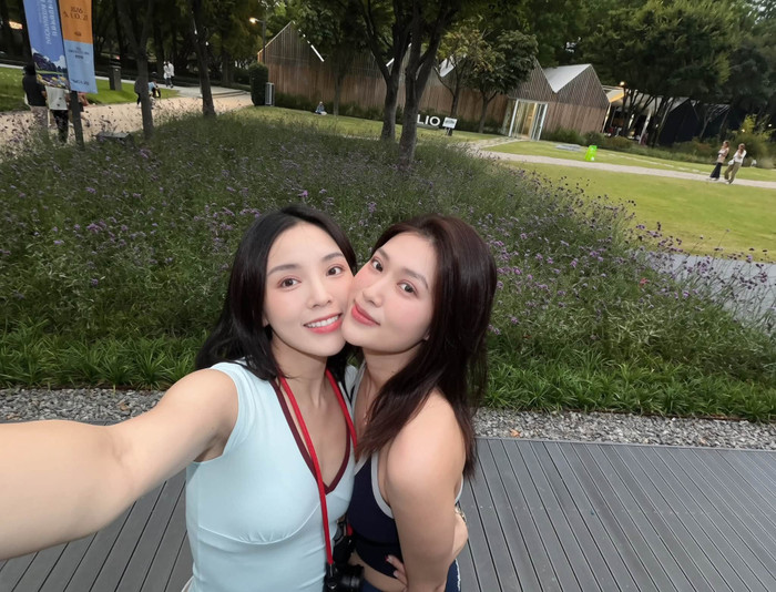 Kỳ Duyên và Đoàn Thiên Ân 'má kề má' vô cùng thân mật.