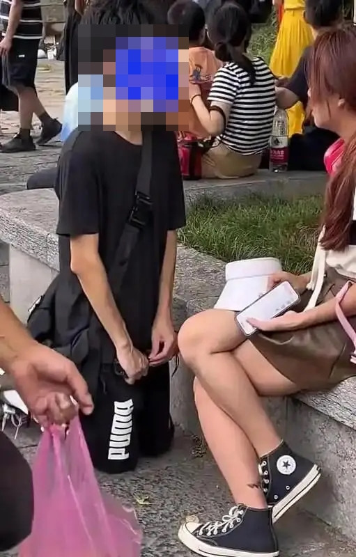 Chàng trai quỳ gối trên đường xin tha thứ, phản ứng bạn gái khiến ai cũng bất ngờ Ảnh 3