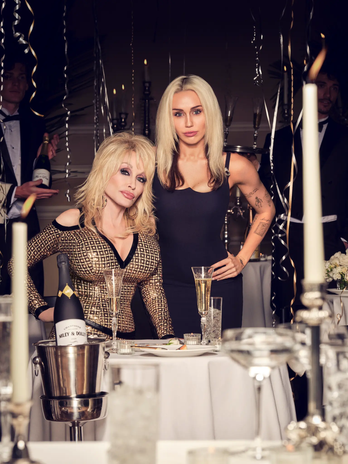 Dolly Parton cũng là người có ảnh hưởng lớn đến Miley Cyrus.