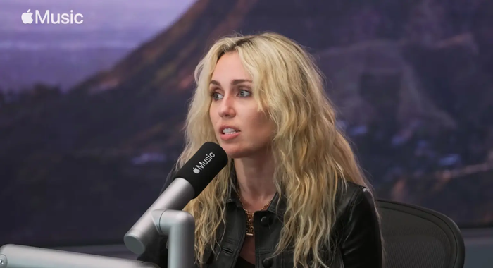 Miley Cyrus trong cuộc phỏng vấn mới với Zane Lowe của Apple Music mới đây.