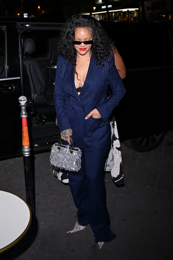 Rihanna gây chú ý khi xuất hiện tại buổi biểu diễn của Céline Dion ở Paris.