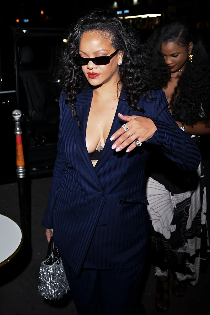 Rihanna gây chú ý khi diện suit không áo đến xem Céline Dion biểu diễn tại Paris Ảnh 2