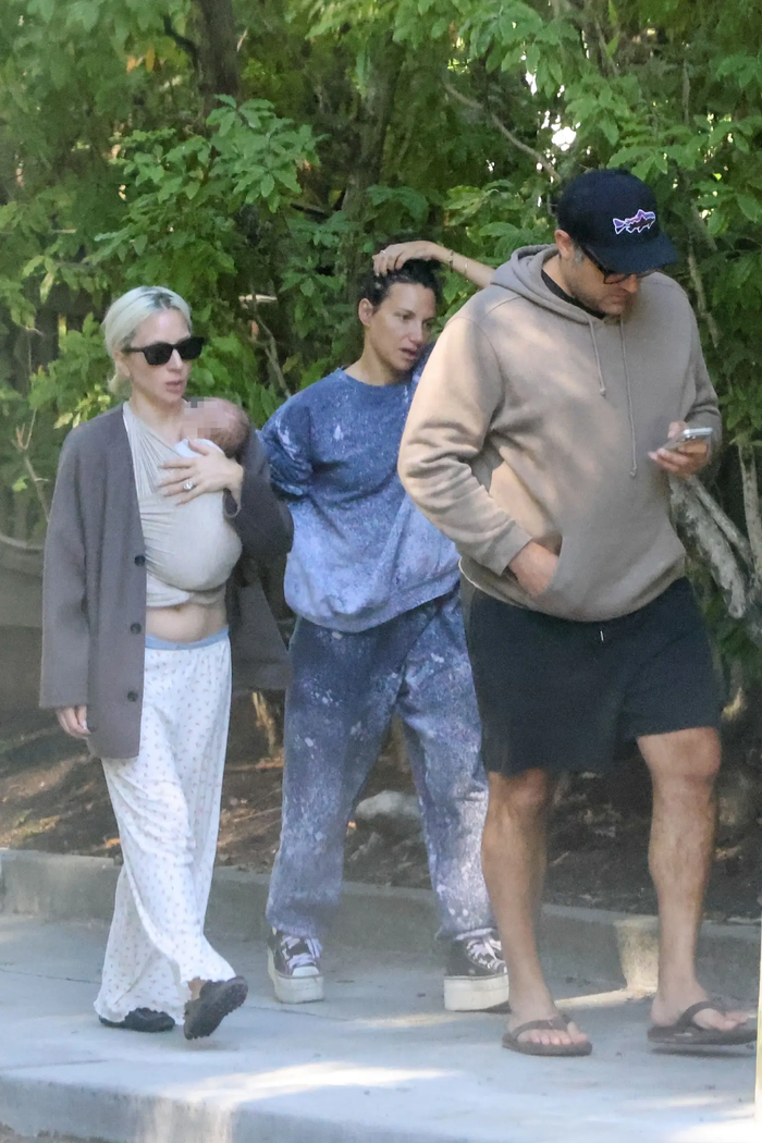 Lady Gaga và vị hôn phu Michael Polansky bên con gái đầu lòng cách đây chưa lâu.