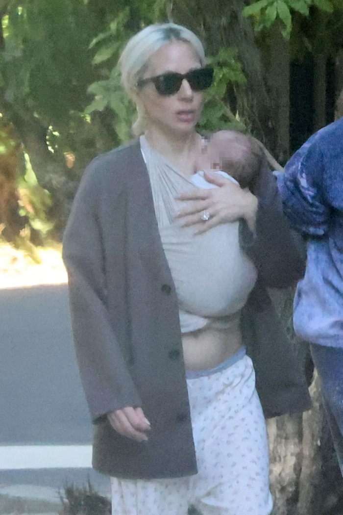 Lady Gaga lần đầu xuất hiện bên con gái đầu lòng cách đây chưa lâu.
