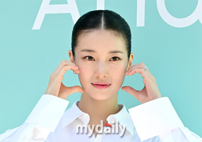 Suzy tiếp tục khiến công chúng trầm trồ với diện mạo thanh thoát, nổi bật.