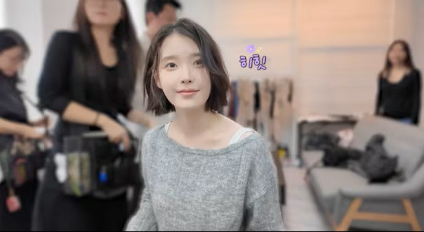 IU cắt tóc ngắn sau 10 năm trung thành với kiểu tóc dài.